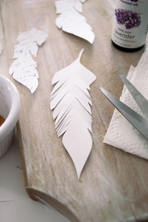 DIY French Script Paper Feathers Project + free printable Feather Template, Fruit Bouquet, Crafts Simple, Crafts For Kids Easy, Diy Wings, Paper Wings, Feather Diy, Paper Feathers, French Script