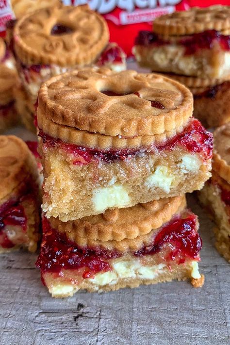 Jammie Dodger Blondies Fitwaffle Kitchen, Jammie Dodgers, Blondie Recipe, Cookie Dough Bars, Oreo Fudge, Nutella Cookies, Blondies Recipe, Dessert Bar Recipe, Caramel Cheesecake