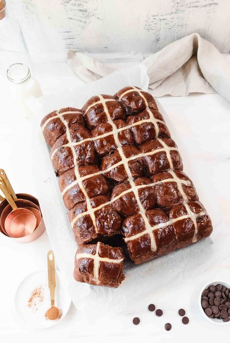 Chocolate Hot Cross Buns Chocolate Hot Cross Buns, Easter Hot Cross Buns, Easter Bun, Perfect Chocolate Cake, Plain Bread, Baking Buns, Easter Breakfast, Easter Baking, Hot Cross Buns