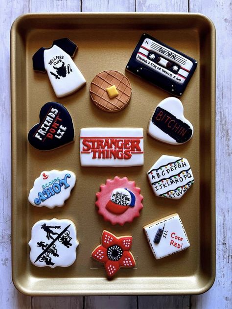 Stranger Thing Bday Party, Stranger Things Cookie Cake, Stranger Things Cookies Ideas, Stranger Things Clay Art, Stranger Things Treats, Stranger Things Clay Ideas, Stranger Things Cake Pops, Galletas Stranger Things, Stranger Things Cupcakes Ideas