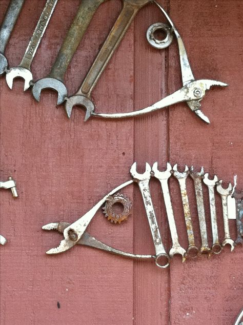 Repurpose! Someone repurposed old tools to make "fish" of different sizes as wall art work. Kule Ting, Wal Art, Repurposed Art, Metal Yard Art, Metal Garden Art, Junk Art, Old Tools, Recycled Art, Metal Projects