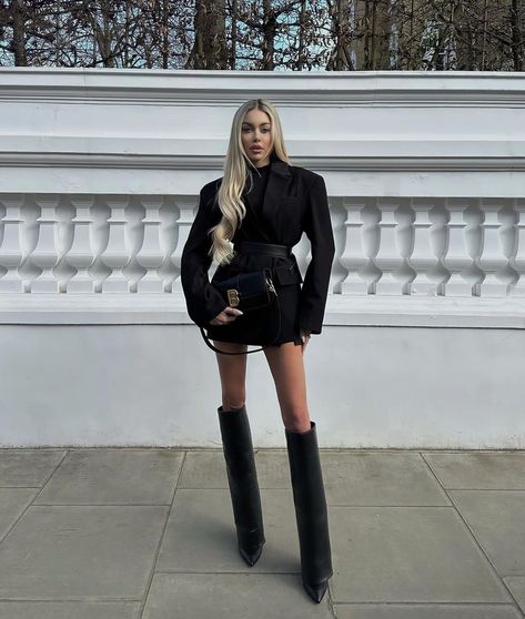 Outfits Knee High Boots, Black Skirt Outfit, Aesthetic Fall Outfit, Outfit Botas, Luxury Lifestyle Aesthetic, Outfit Looks, Lifestyle Aesthetic, The Rabbit Hole, Event Outfit