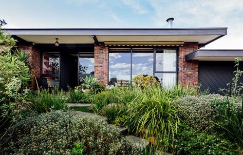 Houses Australia, Stone Bricks, Red Brick House Exterior, Mid Century Modern Exterior, 1960s House, Melbourne Home, Mid Century Exterior, Australian Interior Design, Red Brick House