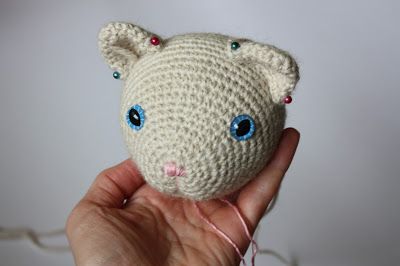 Amigurumi creations by Laura Amigurumi Projects, Crochet Free Patterns, Amigurumi Tutorial, Crochet Free, Crochet Hook, Cat Pattern, Cat Pin, Free Patterns, Pin Collection