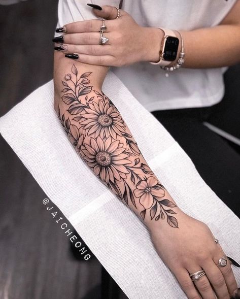 Flores de Girasol en Manga por Jai Cheong - Tatuajes para Mujeres Sunflower Tattoo Sleeve, Hip Tattoos Women, Forearm Tattoo Women, Sunflower Tattoos, Dope Tattoos For Women, Tattoo Ideas Female, Tattoo Cover, Arm Tattoos For Women, Tattoo Life