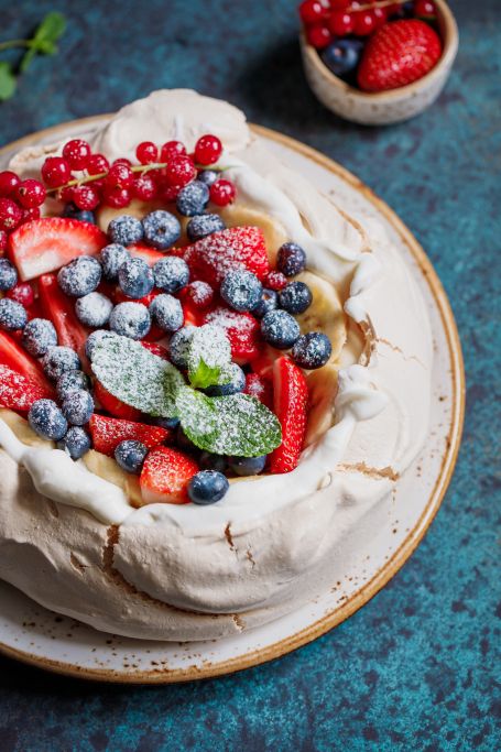 Mary Berry Pavlova, Easy Pavlova Recipe, Peach Blueberry Crumble, Easy Pavlova, Berry Pavlova, French Apple Tart, Pavlova Cake, Cake Stock, Impressive Desserts