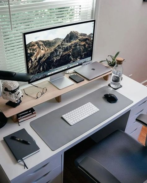 Minamilist Desk Setup, Office Desk Decor For Work Cubicle Men, Office Asthetics Work, Imac Desk Setup Aesthetic, Office Desk Decor For Work Cubicle, Imac Office, Work Cubicle Decor, Workstation Setup, Gaming Setup Ideas