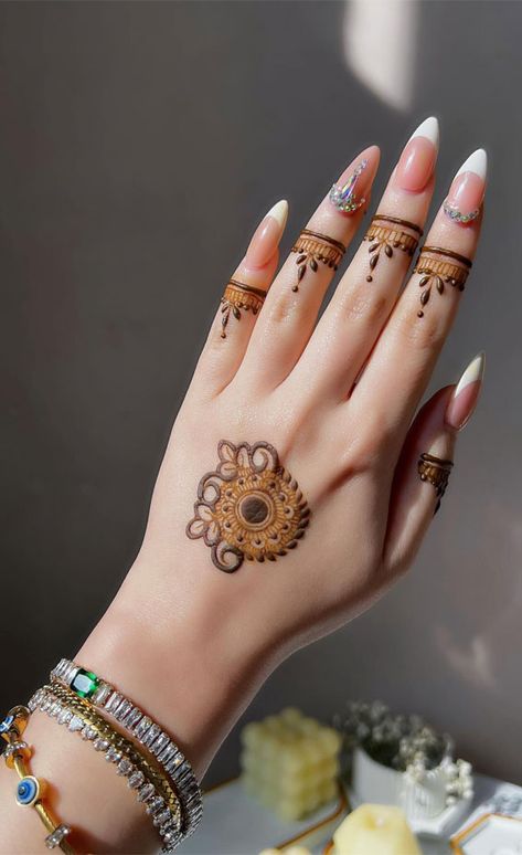 simple henna, minimalist henna design, floral henna designs, simple henna designs, eid henna designs, simple mehndi design, simple henna designs for beginners, arabic henna designs, mehndi designs for eid front hand, cute henna designs easy, eid mehndi design back hand Minimal Mehndi Designs Front Hand Simple, Back Henna, Simple Arabic Mehndi, Wallpaper Wedding, Simple Arabic Mehndi Designs, Beginner Henna Designs, Mehndi Designs Front Hand, Circle Mehndi Designs, Wedding Roles