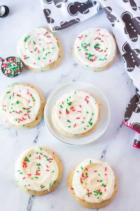 Christmas Funfetti Crumbl Cookies - The Suburban Soapbox Copycat Cookie Recipes, Crumbl Cookie Recipes, Crumbl Copycat, Crumble Cookie Recipe, Christmas Cookies Kids, Traditional Christmas Cookies, Bakery Cookies, Funfetti Cookies, Jelly Cookies