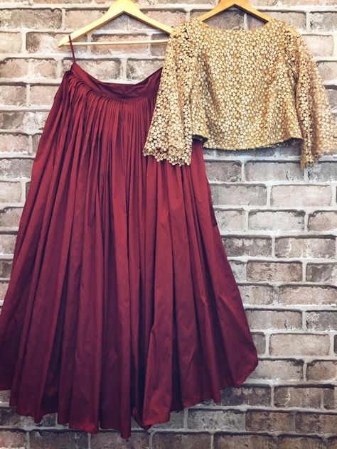 Woah! Red plain lehenga with a golden crop top. Golden Crop Top Lehenga, Plain Lehenga Designs, Golden Crop Top, Plain Lehenga, Designer Lehnga Choli, Skirt Indian, Simple Lehenga, Choli Dress, Lehnga Dress