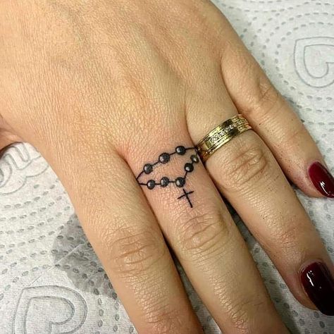 81 Tatuajes en los Dedos Pequeno Rosario en dedo Mayor con Cruz Hand Tattoos For Black Women, Wrap Around Ankle Tattoos, Ideas For Tattoos, Places For Tattoos, Christian Tattoo, Minimalist Tattoo Ideas, Hand And Finger Tattoos, Ring Finger Tattoos, Mommy Tattoos