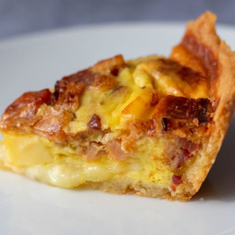 Brie Quiche Recipes, Perfect Quiche Recipe, Brie Quiche, Bacon Quiche Recipe, Ham Quiche, Bacon Mashed Potatoes, Easy Casseroles, Bacon Quiche, Bacon In The Oven