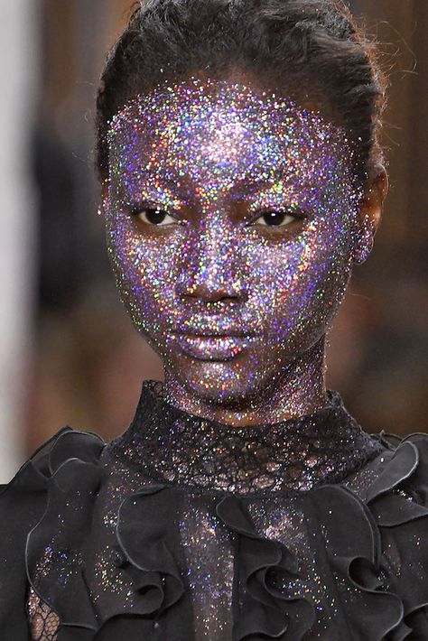 Models' faces were covered in glitter during Paris Fashion Week, and they looked like walking disco balls Messy Makeup Aesthetic, Glow Portrait, Glitter Face Makeup, Messy Makeup, Catwalk Makeup, Glitter Mask, Glitter Bomb, Magical Makeup, Glitter Face