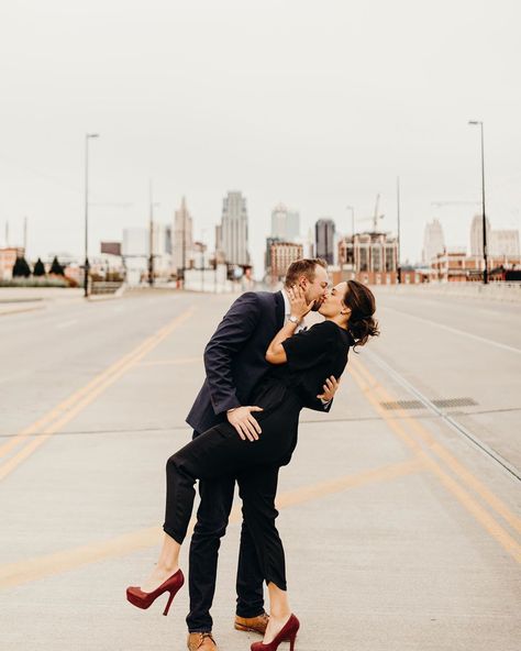 Kiss Engagement Pictures, Engagement Photos Dip, Dip Kiss Photo, Wedding Dip Kiss Picture Ideas, Wedding Kiss Pictures Dip, Dip Kiss, Romantic Dates, 25th Birthday, Birthday Photo