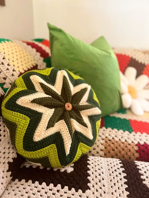 *This is a digital product.* This vintage inspired pattern will be sure to bring those retro vibes into your home! Thi is a crochet pattern for a pillow cover reminescent of those groovy 70's interior design trends. This is my first written pattern and so excited to share it with you! Vintage Crochet Pillow, 70s Crochet Pillow, 70’s Crochet Blanket, Mid Century Modern Crochet, Funky Crochet Patterns, 70s Crochet Patterns, Retro Crochet Blanket, 70s Crafts, Household Crochet