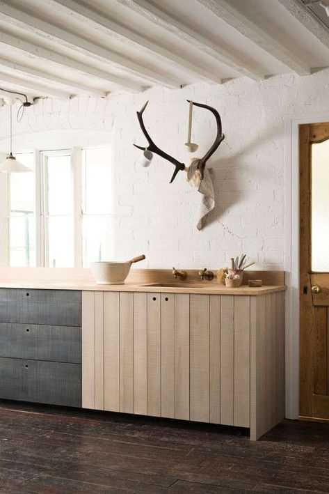 Kitchen of the Week: Sebastian Cox for deVol in the UK - Remodelista Shaker Cabinets Kitchen, Kitchen Color Ideas, Beadboard Kitchen, Cream Kitchen, Shaker Style Doors, Cottage Style Homes, Shaker Cabinets, Contemporary Kitchen Design, New Cabinet