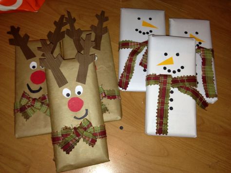 Christmas chocolate bar wrapping Snowman and Reindeer!! ⛄️ Christmas Wrapping Ideas For Kids, Gift Wrapping Ideas For Kids, Wrapping Ideas For Kids, Christmas Chocolate Bar Wrappers, Unique Gift Wrapping Christmas, Christmas Wrapping Ideas, Christmas Candy Bar, Christmas Gift Wrapping Ideas, Chocolate Bar Wrapping