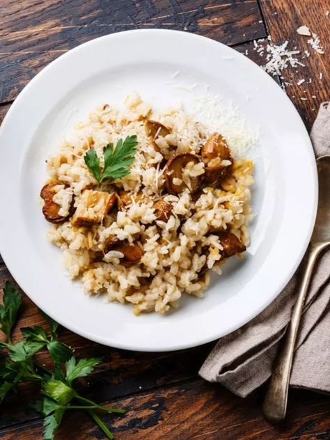 A Japanese-style risotto cooked in a beautiful dashi flavored miso stock and topped off with mushrooms for a gorgeously earthy and satisfying dish.
#miso #soy  #japanesefood #japanesecuisine #japanesedishes #food #hikarimsio #fermentedfood #fermented #recipe #mushroom #rice #risotto #soupstock Miso Soup Recipe, 500 Calorie Meals, Mushroom Risotto Recipes, Traditional Italian Dishes, Creamy Rice, Diner Recept, Porcini Mushrooms, Mushroom Risotto, Risotto Recipes