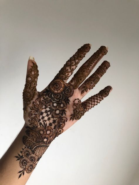 Minimal Heena Design, Mehendi Minimal, Minimal Henna Designs, Henna Aesthetic, Pakistani Henna Designs, Finger Mehndi Style, Minimal Henna, Henna Designs Front Hand, Henna Flower Designs