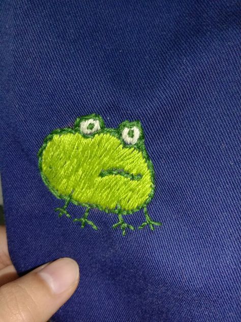 Easy Frog Embroidery, Embroidery Ideas Funny, Cute Frog Embroidery, Frog Embroidery Simple, Frog From Peppa, Silly Embroidery, Frogs Embroidery, Frog Embroidery, Diy Embroidery Shirt