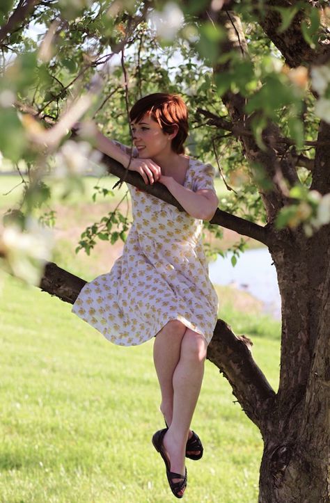 Call Me Maybe Apple Orchard Pictures, Estilo Cowgirl, Cherry Orchard, Sitting In A Tree, Apple Season, 얼굴 그리기, Tree Pose, Apple Orchard, Poses Reference