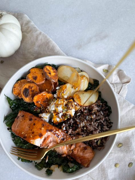 A fall inspired salmon salad featuring massaged kale, roasted sweet potato, wild rice, apples, goat cheese, and crispy salmon. Salmon Kale Sweet Potato, Salmon With Goat Cheese, Salmon And Kale Recipes, Apple Salmon, Sweet Potato Wild Rice, Crispy Salmon, Flaked Salmon, Salmon Salad Recipes, Massaged Kale