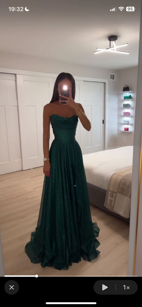 Prom Dress 2027, Elegant Green Dress Prom, Grad Dress 2023, Deep Green Prom Dresses, Prom Dresses 2025 Trends, Green Md Dresses, Dark Green Dresses Prom, Yule Ball Dress Green, Prom Dark Green Dress