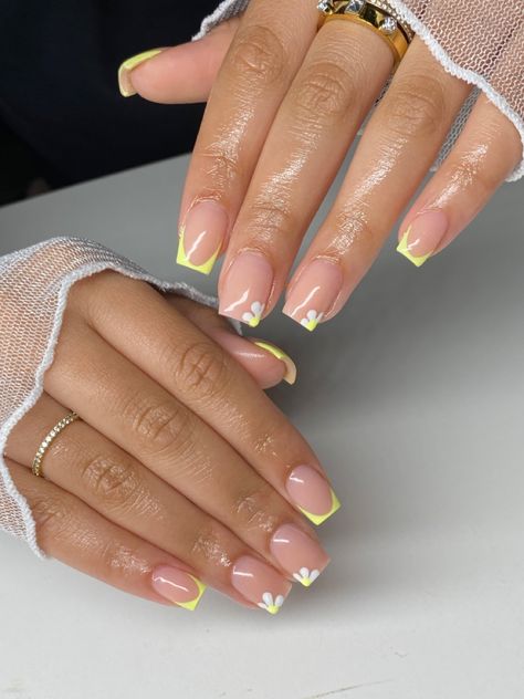 Medium Square Nails, Nail Yellow, Vacay Fits, Yellow French, French Tip Nail Designs, Spring Acrylic Nails, Dip Nails, Short Square Nails, Simple Gel Nails