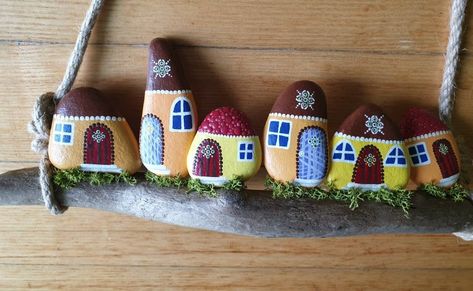 Pebble House, Pebbles Painting, House On The Rock, Mandala Stones, Pebble Painting, Holiday Baby, Family Art, Nature Crafts, The Cottage