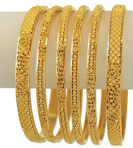 designer-bangles Plain Gold Bangles, 22k Gold Bangles, Gold Bangles Indian, Gold Bangles For Women, Gold Bangle Set, Bangles Gold, Diy Yarn, Gold Mangalsutra Designs, Gold Necklace Indian Bridal Jewelry