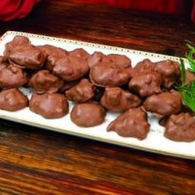 Chocolate Pecan Clusters, Turtles Recipe, Caramel Turtles, Crockpot Chocolate, Pecan Clusters, Turtle Candy, Turtle Recipe, Chocolate Peanut Clusters, Classic Southern Recipes