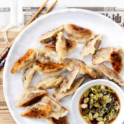 Duck gyoza: Gyoza, also known as jiaozi, are Chinese dumplings often containing a meat or vegetable filling. Learn to make these delicious little parcels with our step-by-step guide to duck gyoza. Accompanied by a homemade dipping sauce, it's the perfect dish to entertain friends and ring in the Chinese New Year Gyoza Filling, Gyoza Sauce Recipe, Homemade Dipping Sauce, Chinese Chicken Wings, Duck Recipe, Chicken Spring Rolls, Dip Sauce, Chinese Dumplings, Crab Rangoon