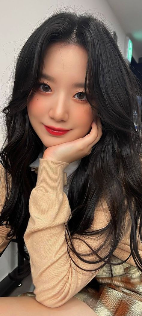 Korean Beauty Standards, G I Dle Wallpaper, G-idle Soyeon, Black Pink Background, Korean Idol, G I Dle, Kpop Wallpaper, Korean Beauty, Kpop Girl Groups