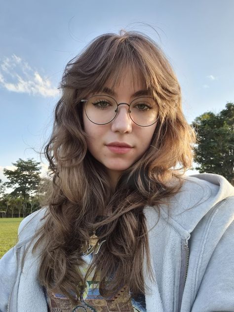 Layered dark blonde haircut, round black glasse, bangs Blonde Haircut, Bangs Wavy Hair, Layered Haircuts With Bangs, Wavy Haircuts, Hair Inspiration Short, Haircuts For Wavy Hair, Layered Haircut, Shot Hair Styles, Queen Hair