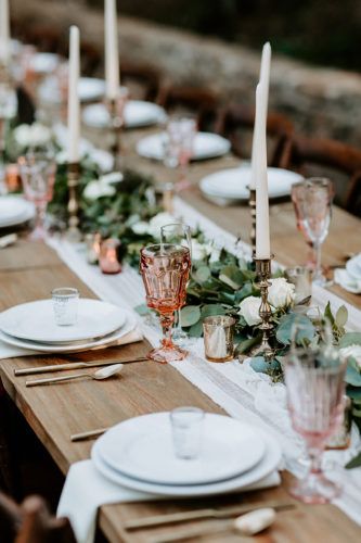 Blush pink goblets and white roses create a lovely rustic reception tablescape. | Sacred Mountain Julian | Photographer Emily Magers Blush Goblets Wedding, Pink Goblets Table Settings, Pink Goblets, Receptions Ideas, Tablescapes Ideas, Pink Thanksgiving, Rustic Reception, Wedding Goblets, Spring Wedding Color Palette