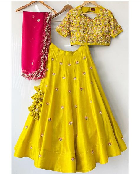 Yellow Lehenga Combination, Simple Yellow Lehenga For Haldi, Yellow Self Design Lehenga, Yellow Colour Lehenga Design, Yellow Lehenga Color Combos, Mehendi Ceremony Outfits, Blouse Designs Catalogue, Lehenga Saree Design, Simple Lehenga