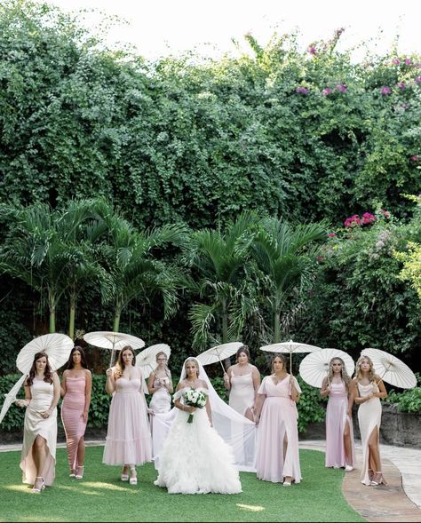 Bridal Party Umbrella Pictures, Bride With Umbrella, Bridal Umbrella, Parasol Wedding, Bridal Parties Pictures, 2025 Wedding, Wedding Of The Year, Photos Inspo, City Hall Wedding