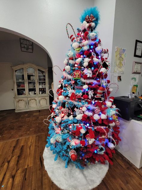 Red and Blue Christmas tree thing 1 thing 2 Dr. Suess Dr Suess Christmas Decor, Christmas Tree Ideas Colors, Dr Seuss Christmas Tree, Dr Suess Christmas, Seuss Christmas Tree, Dr Seuss Trees, Christmas Tree Outdoor, Dr Seuss Christmas, Thing One Thing Two