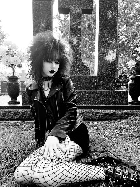 Goth Pose, Goth Poses, Goth Photoshoot, Trad Goth Outfits, Dark Gothic Fashion, Types Of Goth, Traditional Goth, Goth Fits, Modern Goth