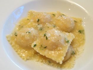 Salmon Ravioli with White Wine and Butter Sauce Salmon Ravioli, Butter Prawns, Ravioli Recipes, Ravioli Sauce, Ravioli Filling, Lunch Club, Lobster Ravioli, Ravioli Lasagna, Wine Butter