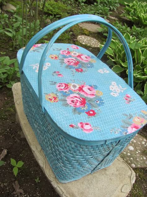 Picnic Basket Makeover, Basket Upcycle, Basket Makeover, Vintage Picnic Basket, Painted Baskets, Bicycle Basket, Vintage Picnic, Vintage Suitcases, Decoupage Furniture