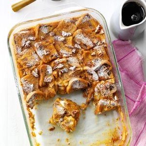 French Toast Casserole Recipe: How to Make It Overnight Pumpkin French Toast, Pumpkin French Toast Casserole, French Toast Casserole Recipes, Pumpkin French Toast, Cinnamon Raisin Bread, Toast Casserole, Breakfast Goodies, Cheese Burger, French Toast Bake