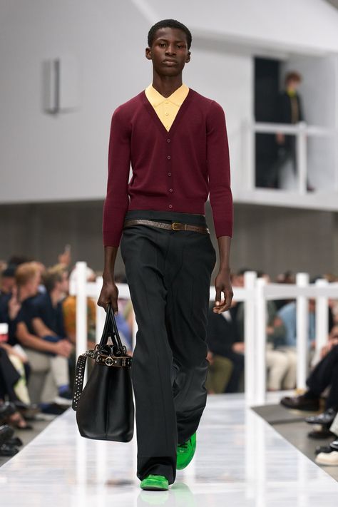 Prada Spring 2025 Menswear
https://www.vogue.com/fashion-shows/spring-2025-menswear/prada/slideshow/collection#8 Ss24 Fashion, Prada Menswear, Milan Fashion Week Men, Paris Street Style Fall, Prada Spring, Men Fashion Show, Fashion Media, Men Sunglasses, Prada Men