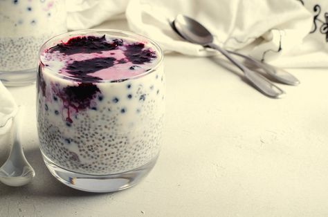 Basil Drinks, Blueberry Pudding, Chia Seed Drinks, Chia Puding, Oatmeal Yogurt, Seed Recipes, Fruity Treats, Basil Recipes, Basil Seeds