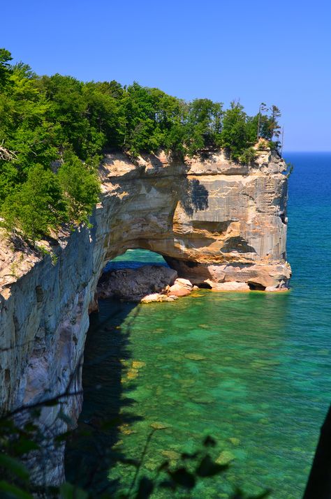 Pictured Rocks National Lakeshore along Lake Superior in Munising, Michigan. Michigan's Upper Peninsula. #UpperPeninsula #puremichigan #UpNorth #lakeshore #LakeSuperior #water #summer Pictured Rocks, Pictured Rocks National Lakeshore, Michigan Road Trip, Michigan Travel, Pure Michigan, Beautiful View, Lake Superior, Lounge Room, Beautiful Places To Visit