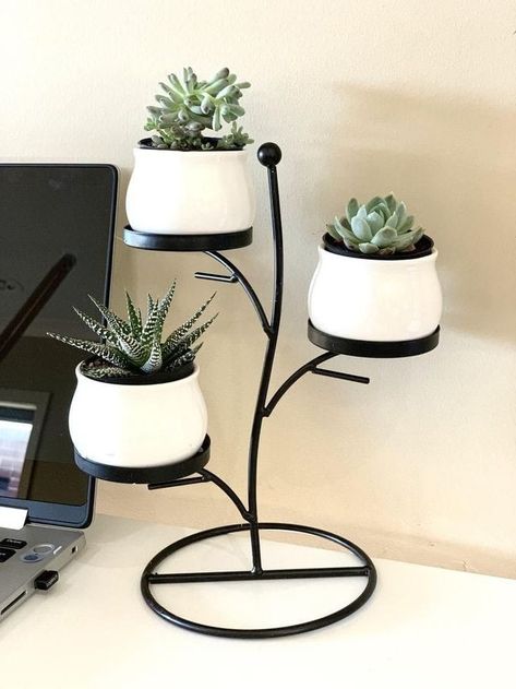 Plant stand decorations ideas Flowers Stand, Wall Hanging Ideas, Metal Flower Pots, Hanging Ideas, Paper Wall Hanging, Metal Furniture Design, Succulents Decor, Goth Home Decor, Hand Crafts For Kids