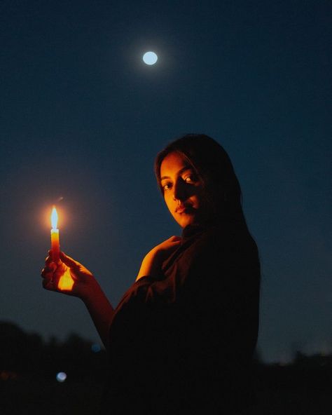 Stargazing Photography, Moonlight Photoshoot, Moon Photoshoot, Backlit Photography, Night Photography Portrait, Moonlight Reflection, Night Photoshoot, Glowing Moon, Night Time Photography