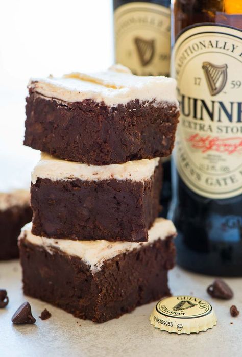 Guinness Brownies Guinness Brownies, Guinness Recipes, Sweet Potato Brownies, St Patricks Day Food, Chewy Brownies, Köstliche Desserts, Irish Recipes, Satisfying Food, Brownie Recipes