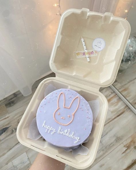 Simple Bunny Cake, Bunny Cake Aesthetic, Bunny Bento Cake, Bad Bunny Cake Ideas, 17th Cake, Bad Bunny Cake, Lunch Cake, Cookie Recipes Decorating, Bunny Birthday Party