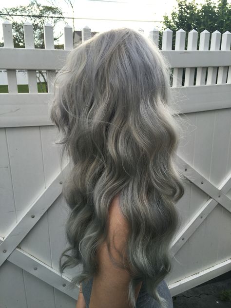 Silver Wavy Hair, Silver Hair Face Claim, Silver Hair Aesthetic, Silver Hair Aesthetic Faceless, Hyacinth Core, Wavy Silver Hair, Grey Hair Astetic, Long Wavy Silver Hair, Silver Hair Girl